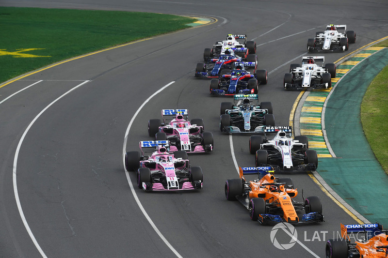 Sergio Perez, Force India VJM11 and Stoffel Vandoorne, McLaren MCL33 at the start of the race