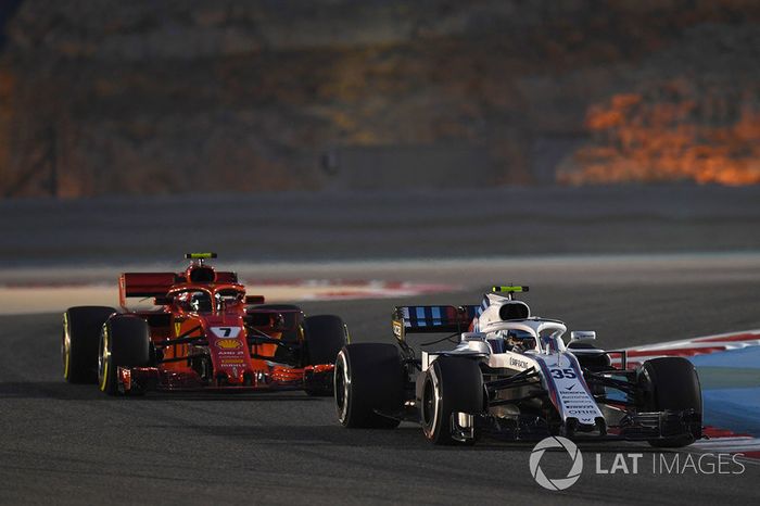 Sergey Sirotkin, Williams FW41 y Kimi Raikkonen, Ferrari SF71H
