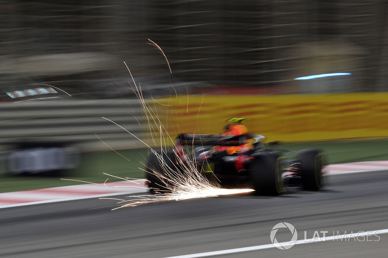 Max Verstappen, Red Bull Racing RB14 lâche des étincelles