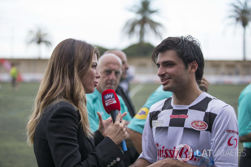 Carlos Sainz Jr., Renault Sport F1 Team discute avec Federica Masolin, Sky Italia
