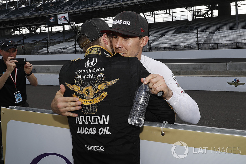 Robert Wickens, Schmidt Peterson Motorsports Honda, memeluk rekan setim, James Hinchcliffe, yang gagal lolos ke babak kualifikasi Indy 500