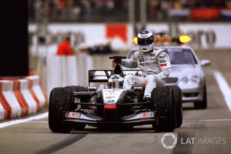 Mika Hakkinen, McLaren est ramené par David Coulthard, McLaren