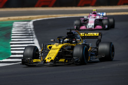 Nico Hulkenberg, Renault Sport F1 Team R.S. 18, devant Esteban Ocon, Force India VJM11