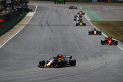 Max Verstappen, Red Bull Racing RB14, devant Daniel Ricciardo, Red Bull Racing RB14, et Kimi Raikkonen, Ferrari SF71H