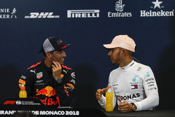 Daniel Ricciardo, Red Bull Racing e Lewis Hamilton, Mercedes-AMG F1 nella conferenza stampa
