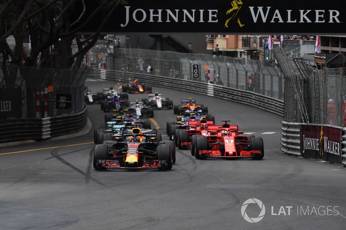 Daniel Ricciardo, Red Bull Racing RB14 lidera a Sebastian Vettel, Ferrari SF71H al inicio