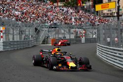 Daniel Ricciardo, Red Bull Racing RB14, leads Sebastian Vettel, Ferrari SF71H