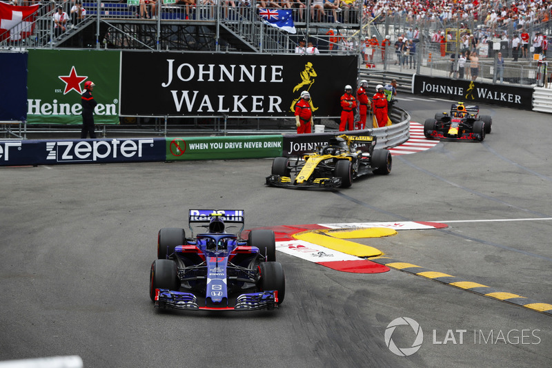 Pierre Gasly, Toro Rosso STR13, leads Nico Hulkenberg, Renault Sport F1 Team R.S. 18 and Max Verstappen, Red Bull Racing RB14