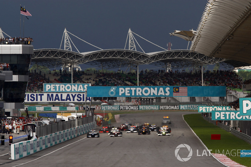 Jenson Button, Brawn GP BGP001 Mercedes, leads at the start