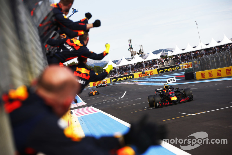 Max Verstappen, Red Bull Racing RB14, passe la ligne sous les hourras de son équipe pour finir deuxième