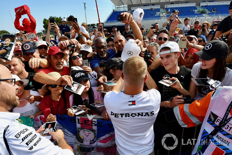 Valtteri Bottas, Mercedes-AMG F1 signs autographs for the fans