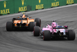 Stoffel Vandoorne, McLaren MCL33 y Sergio Perez, Force India VJM11