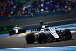 Lance Stroll, Williams FW41, precede Sergey Sirotkin, Williams FW41