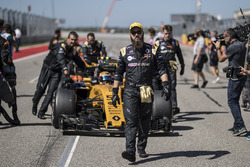 Carlos Sainz Jr., Renault Sport F1 Team RS17, mechanics