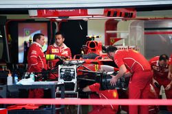 Ferrari SF70H en el garaje