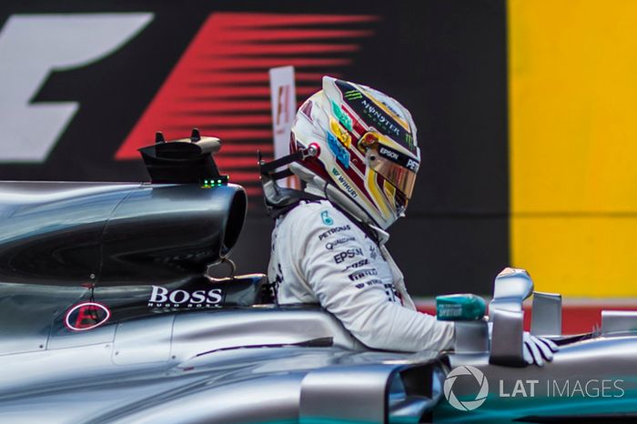 Ganador de la pole Lewis Hamilton, Mercedes-Benz F1 W08  en parc ferme