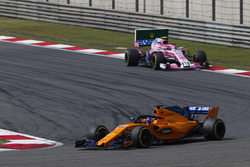 Fernando Alonso, McLaren MCL33 Renault, leads Esteban Ocon, Force India VJM11 Mercedes