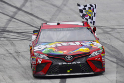 Race winner Kyle Busch, Joe Gibbs Racing