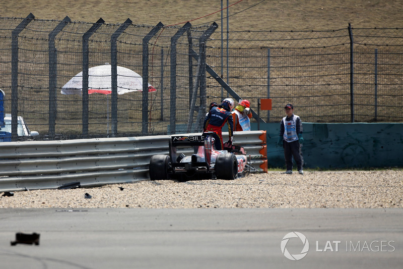 Sébastien Buemi, Scuderia Toro Rosso STR5 ilk antrenman seansında kaza yapıyor