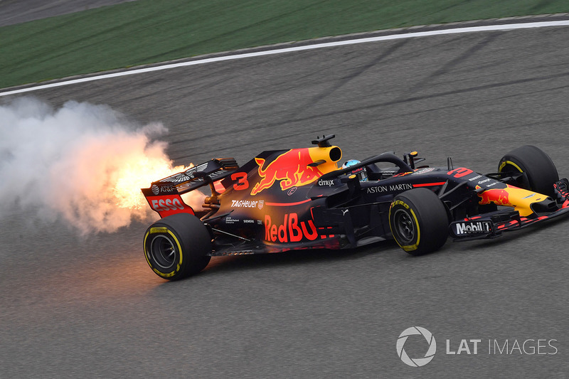 Mesin Red Bull Racing RB14 terbakar