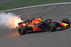 Daniel Ricciardo, Red Bull Racing RB14 with engine smoke and flames in FP3