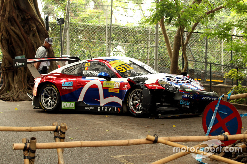 El coche chocado de Laurens Vanthoor, Craft Bamboo Racing, Porsche 911 GT3R