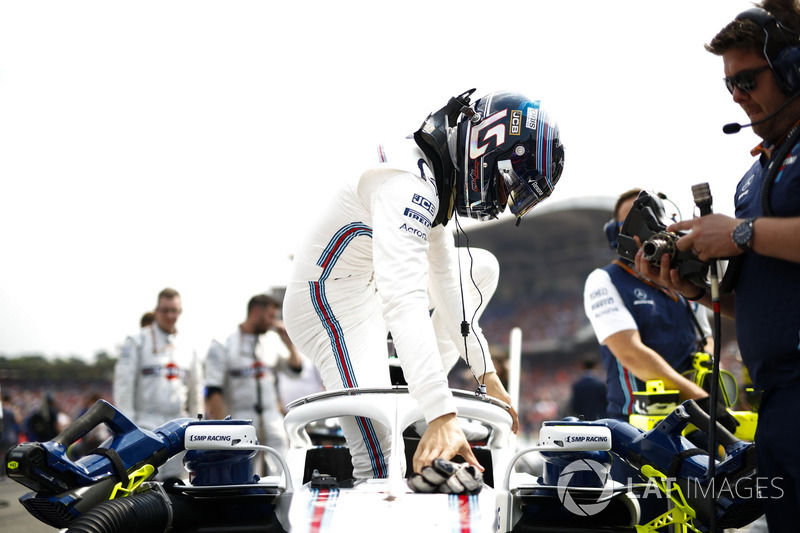 Двойной сход с дистанции стал для команды Williams первым с Гран При США-2015. Сергей Сироткин по-прежнему остается единственным гонщиком, который еще не набрал ни одного очка в этом сезоне