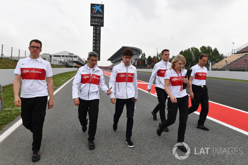 Charles Leclerc, Sauber camina en la pista con Xevi Pujolar, Jefe de Ingeniería de Pista Sauber y Ruth Buscombe, Estratega de Carrera Sauber