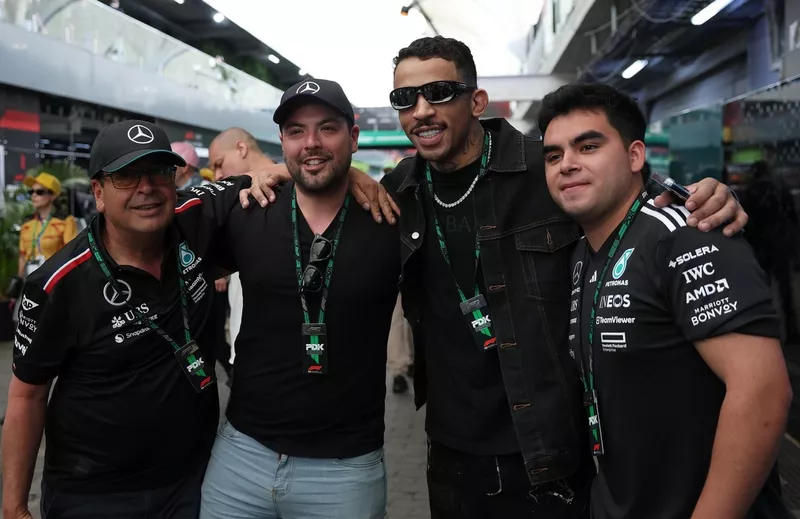 Carlos Prates visite le garage de l'écurie Mercedes AMG F1 Team