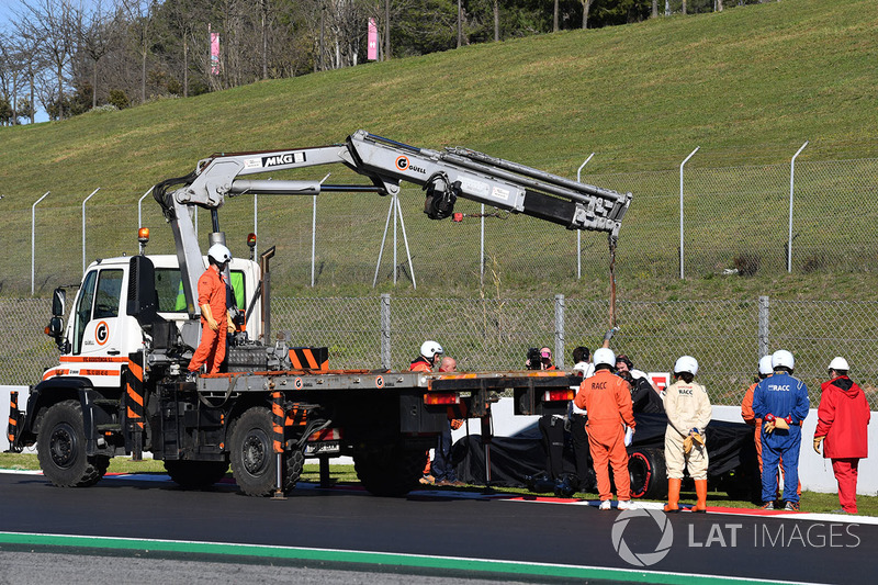 The car of Stoffel Vandoorne, McLaren MCL33 is recovered