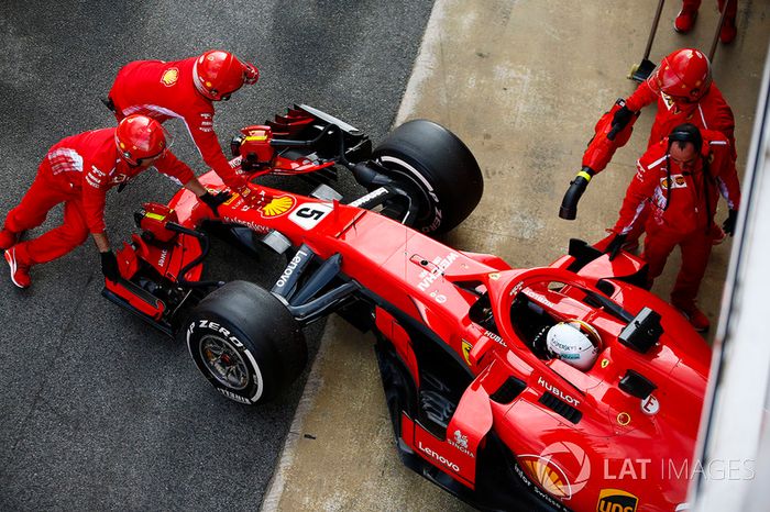 Sebastian Vettel, Ferrari, en el pit lane