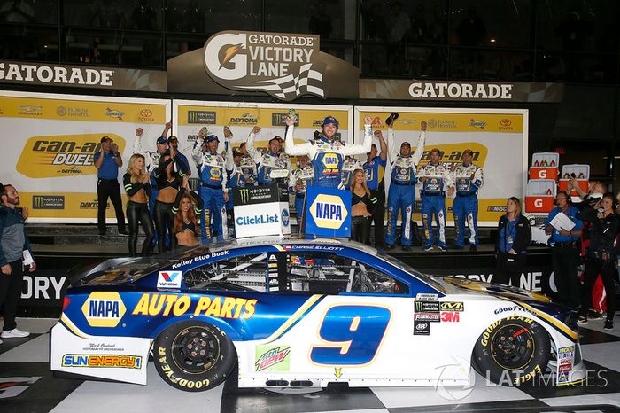Ganador de la carrera  Chase Elliott, Hendrick Motorsports Chevrolet Camaro