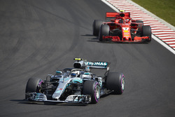 Valtteri Bottas, Mercedes AMG F1 W09, devant Sebastian Vettel, Ferrari SF71H