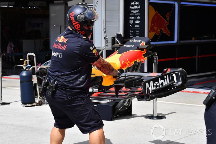 Mecánico de Red Bull con el morro y alerón delantero del Red Bull