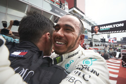 Race winner Lewis Hamilton, Mercedes AMG F1, celebrates in Parc Ferme with his team