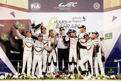 Podium LMP1: race winners Sébastien Buemi, Anthony Davidson, Kazuki Nakajima, Toyota Gazoo Racing, s