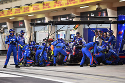 Brendon Hartley, Scuderia Toro Rosso STR13 in the pits