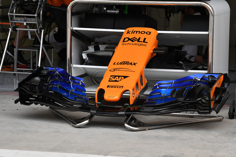 Носовой обтекатель и переднее крыло McLaren MCL33