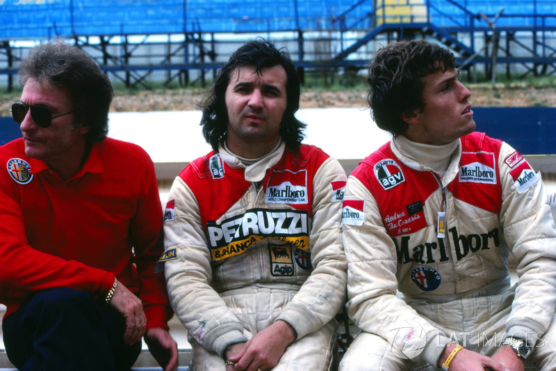 Gerard Ducarouge, Alfa Romeo Team Manager, Bruno Giacomelli y Andrea de Cesaris