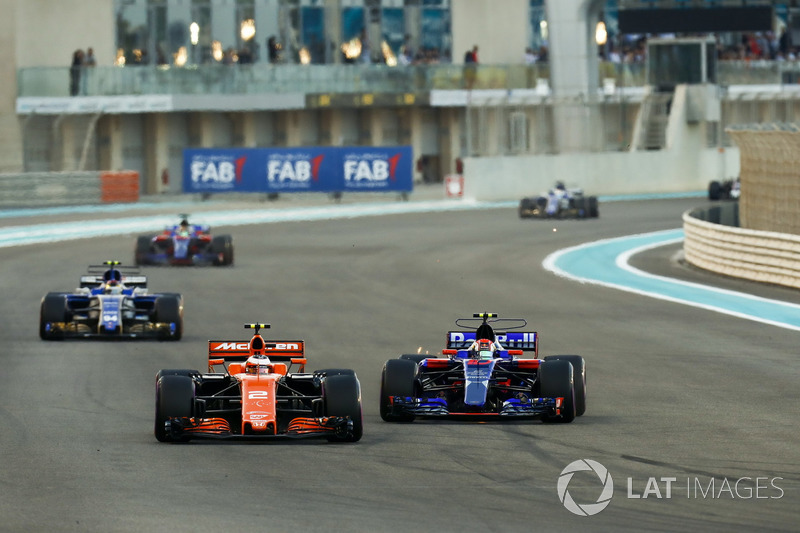 Stoffel Vandoorne, McLaren MCL32 y Pierre Gasly, Scuderia Toro Rosso STR12