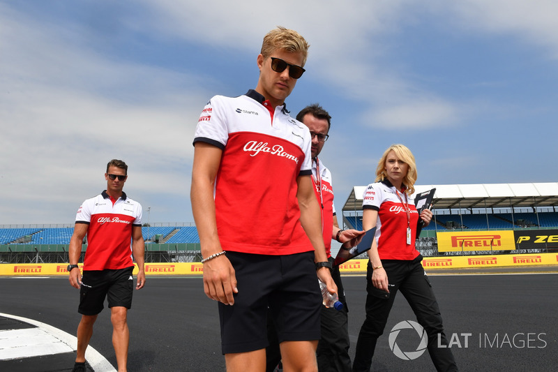 Marcus Ericsson, Sauber, cammina lungo il circuito