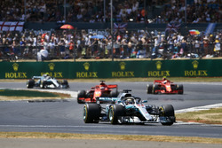 Lewis Hamilton, Mercedes AMG F1 W09, precede Sebastian Vettel, Ferrari SF71H, Kimi Raikkonen, Ferrari SF71H, e Valtteri Bottas, Mercedes AMG F1 W09