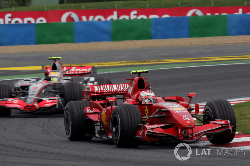 Kimi Raikkonen, Ferrari F2007 precede Lewis Hamilton, McLaren MP4/22