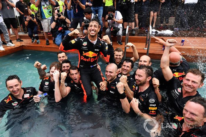 El ganador de la carrera Daniel Ricciardo, Red Bull Racing celebra con el equipo en la piscina Red Bull Energy Station
