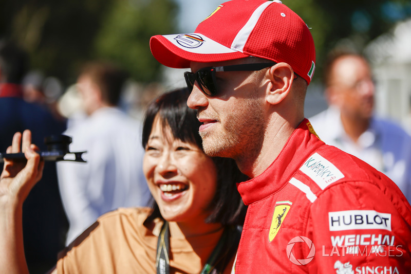Sebastian Vettel, Ferrari, faz foto com fã