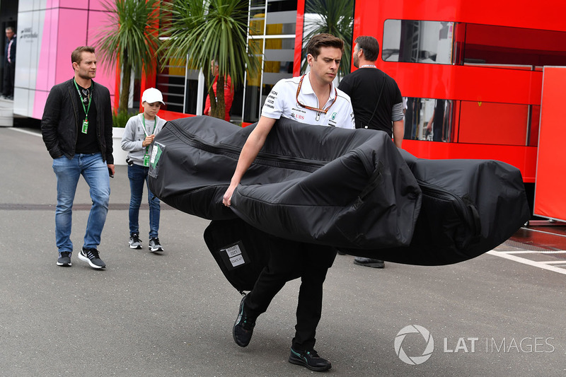 Mercedes AMG F1 mechanic with Mercedes-AMG F1 W09 freight