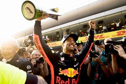 Race winner Daniel Ricciardo, Red Bull Racing celebrates with his team