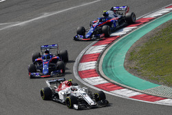 Charles Leclerc, Sauber C37 devant Brendon Hartley, Scuderia Toro Rosso STR13