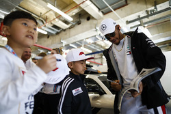 Lewis Hamilton, Mercedes AMG F1, firma un autografo a un giovane tifoso