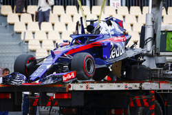 The remains of the Brendon Hartley, Toro Rosso STR13, is lowered onto a truck after a heavy accident in FP3